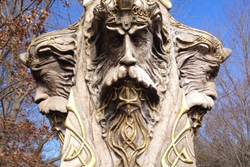 BooParkKingsStatue